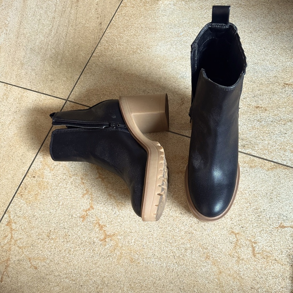 Dolce Vita Waterproof Leather Butties